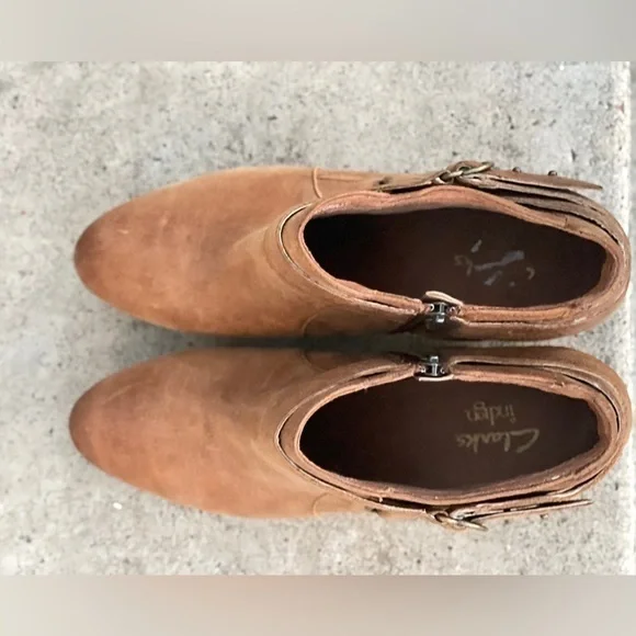 Clark’s Indigo Distressed Spye Belle Brown Leather Ankle Bootie, sized 10‎ - Picture 4 of 6